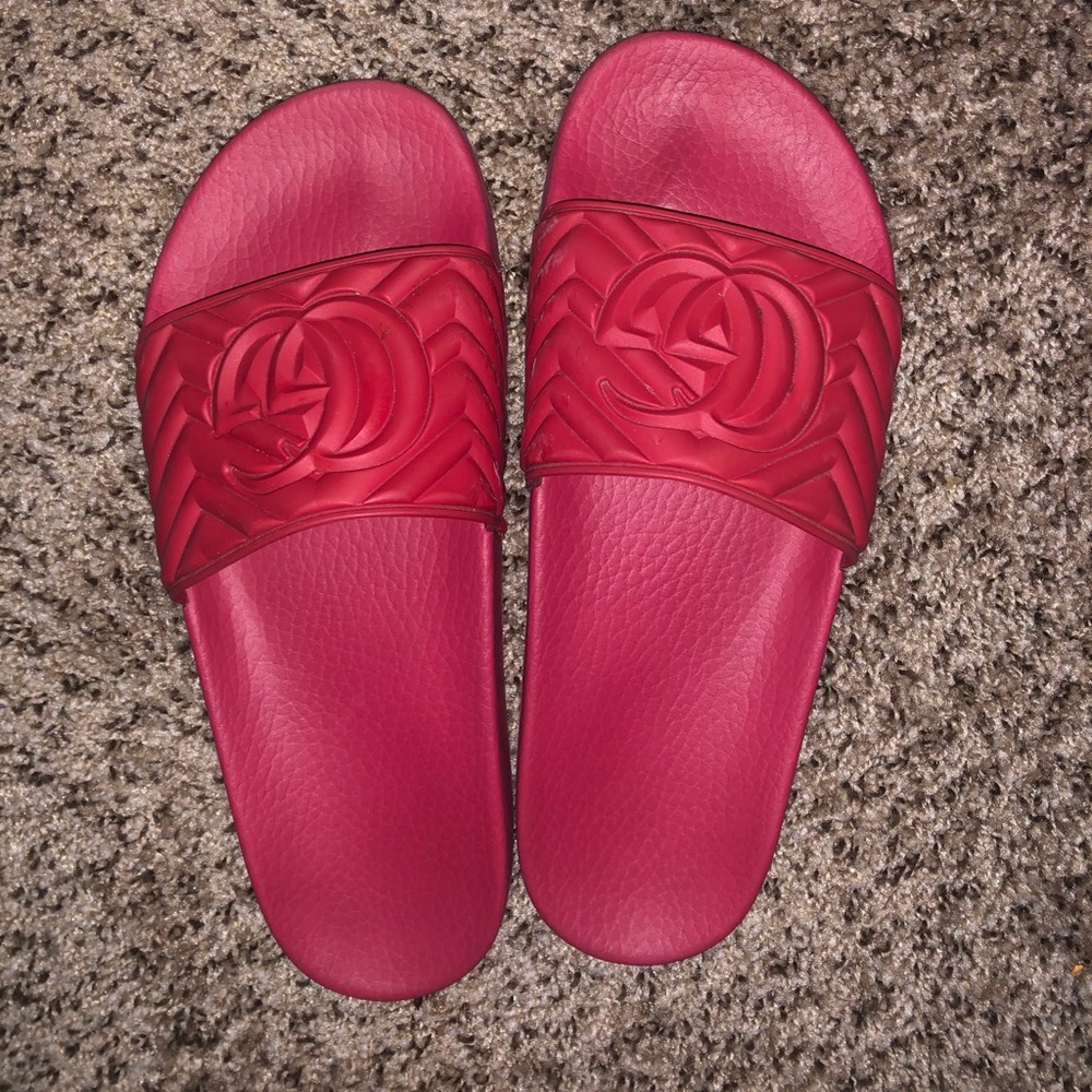 Red metelassé rubber gucci slide